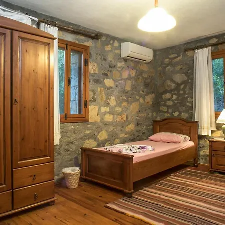 Bayirkoy Sleeps 6 Pool Air Con Wifi 木屋