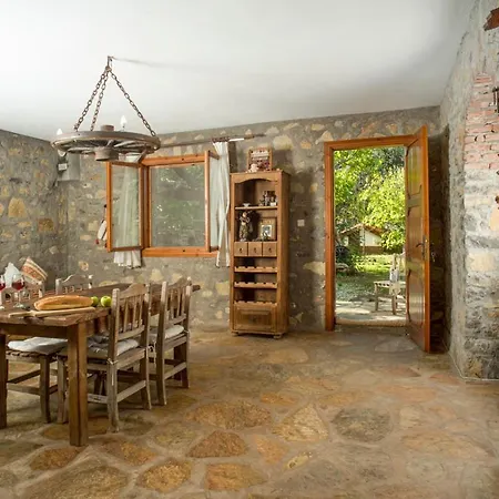 Bayirkoy Sleeps 6 Pool Air Con Wifi 木屋
